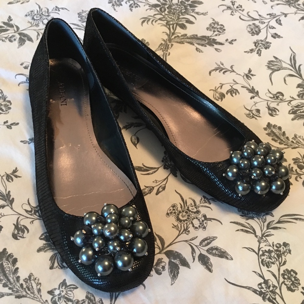 EUC Alfani leather flats